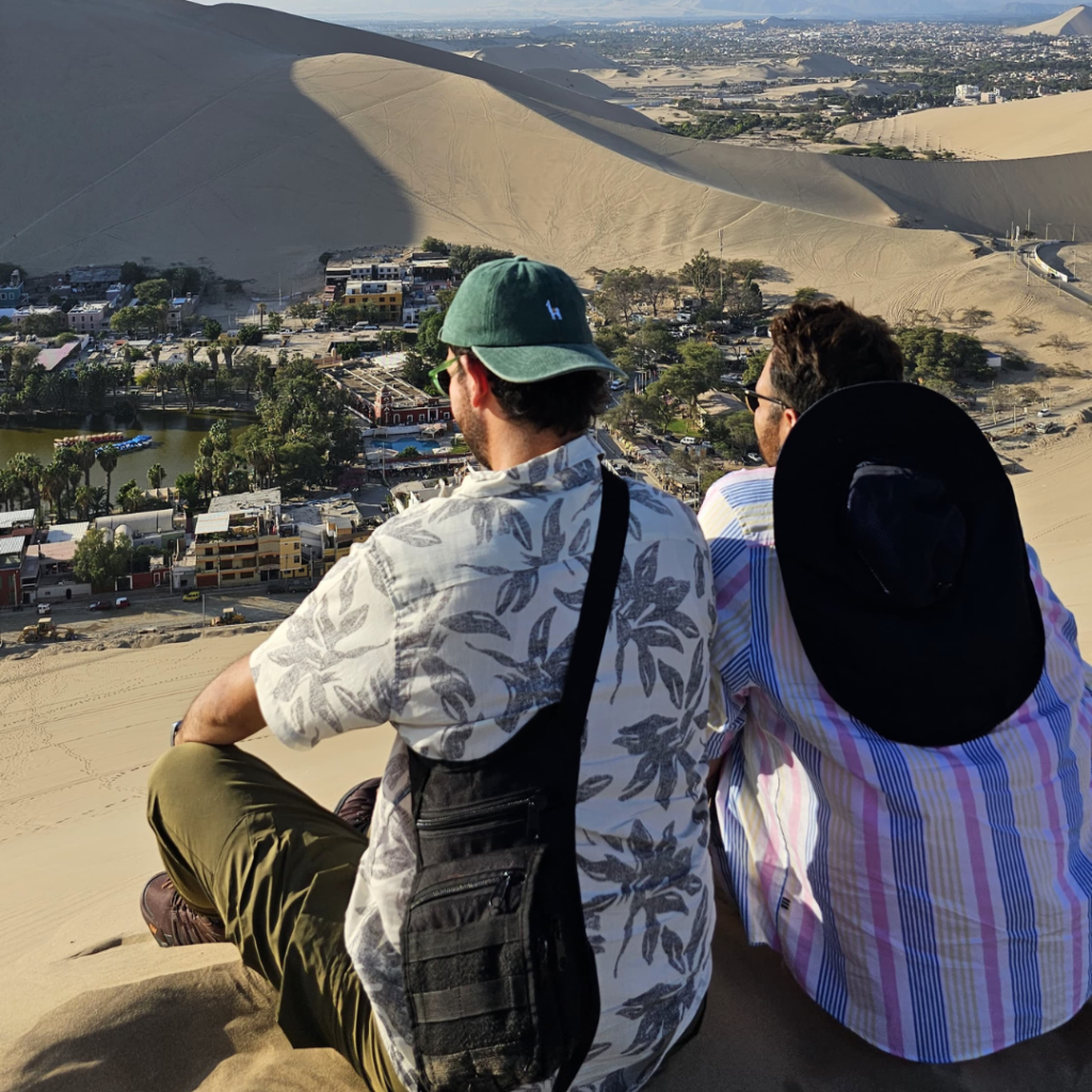 hombres en huacachina