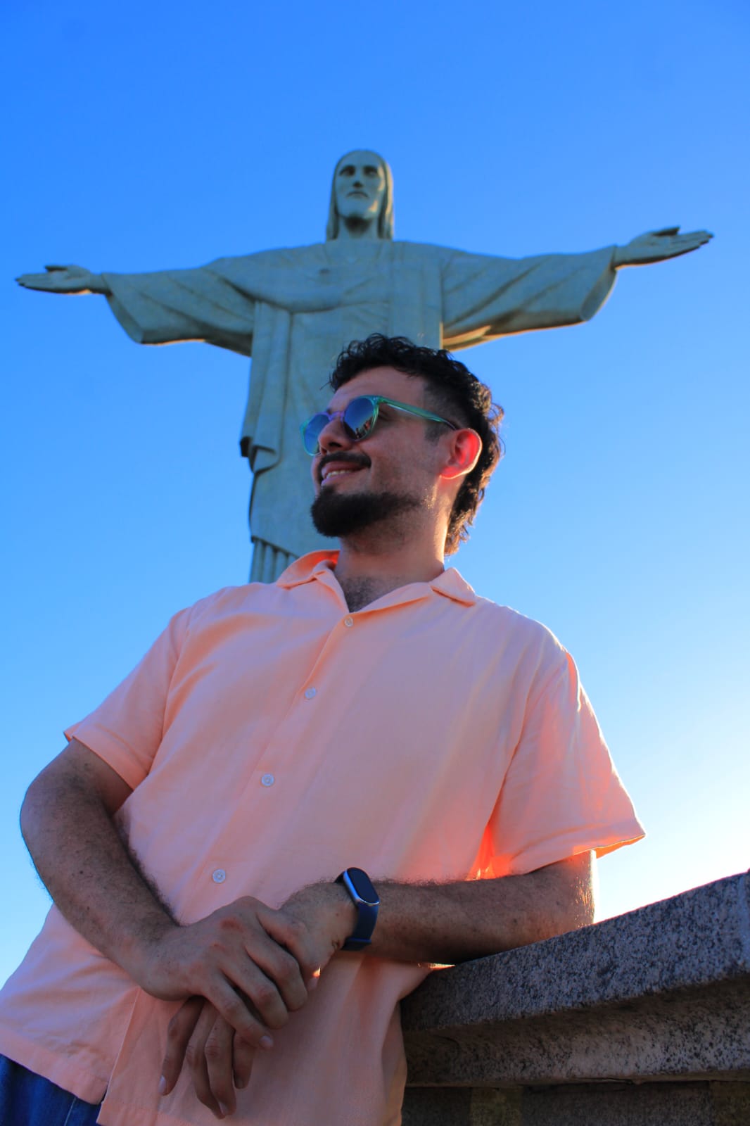 Hombre frente al cristo redentor